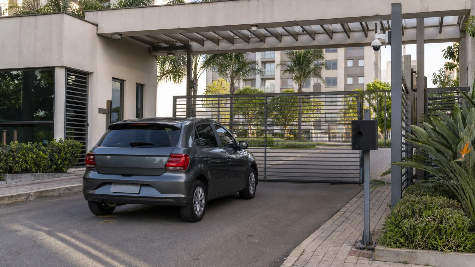 Carro chegando à garagem de condomínio equipada com leitor de acesso veicular e portão automático