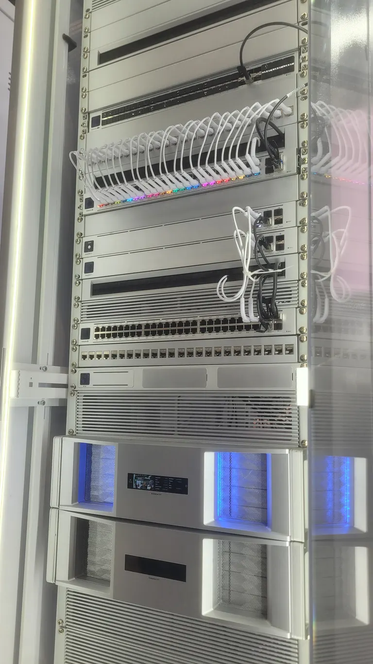 Rack técnico organizado durante trabalho real da BDias em infraestrutura de CFTV