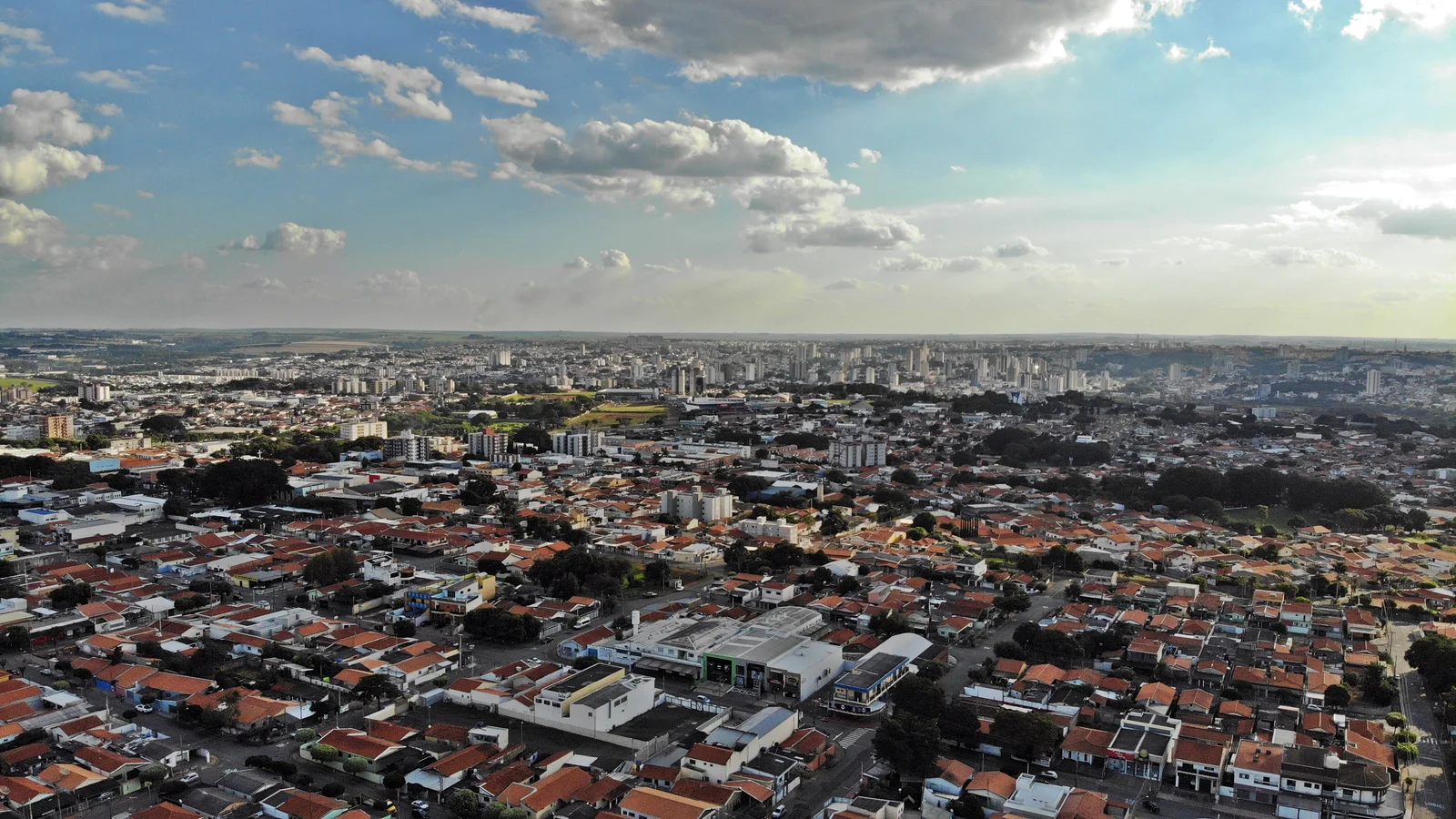 Vista aérea da cidade de Americana (SP), com bairros residenciais em primeiro plano e o centro da cidade ao fundo