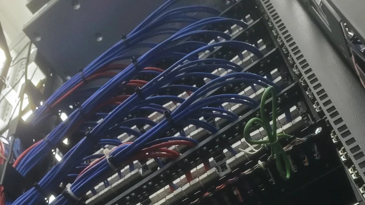 Rack de rede com patch panels e cabeamento organizado para sistemas conectados