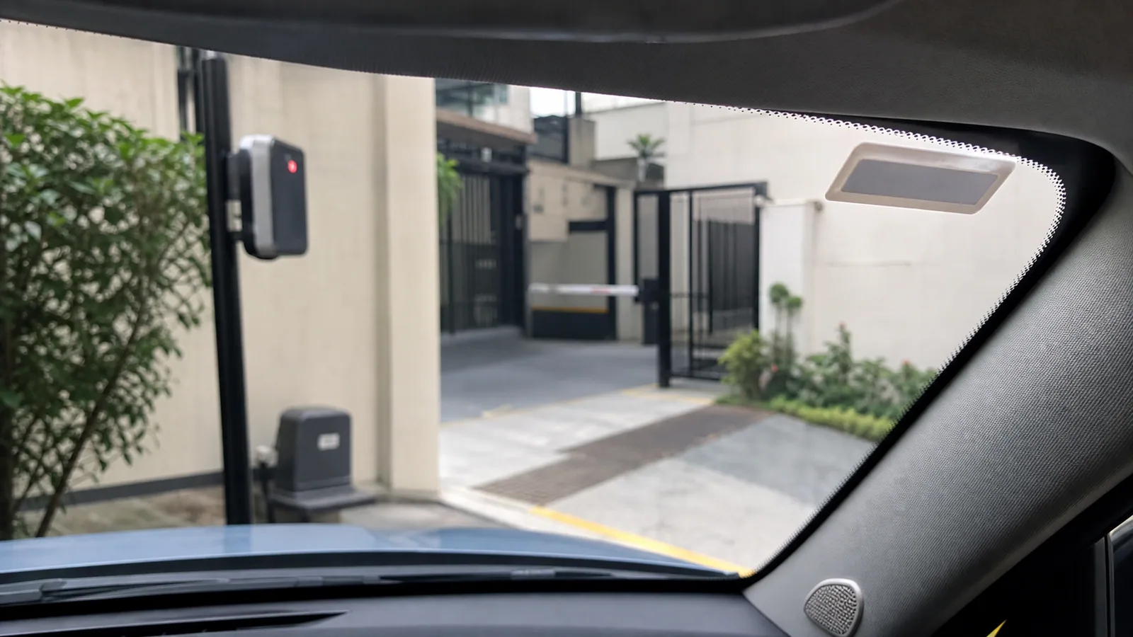 Etiqueta TAG UHF discreta no para-brisa de carro diante do leitor da garagem de um condomínio